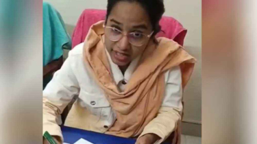 রোগী অপেক্ষায়, চিকিৎসক গেম খেলছেন রোগী অপেক্ষায়, চিকিৎসক গেম খেলছেন