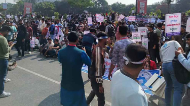 এনইআইআর সংস্কারে বিটিআরসির গেটে মোবাইল ব্যবসায়ীদের প্রতিবাদ এনইআইআর সংস্কারে বিটিআরসির গেটে মোবাইল ব্যবসায়ীদের প্রতিবাদ