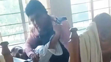 কুমিল্লায় দুই শিক্ষকের তুমুল মারামারির ভিডিও ভাইরাল কুমিল্লায় দুই শিক্ষকের তুমুল মারামারির ভিডিও ভাইরাল