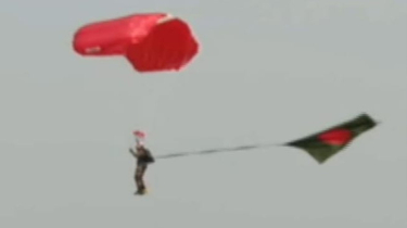 বিজয় দিবসে পতাকা হাতে প্যারাস্যুটিংয়ে বাংলাদেশের বিশ্বরেকর্ড বিজয় দিবসে পতাকা হাতে প্যারাস্যুটিংয়ে বাংলাদেশের বিশ্বরেকর্ড