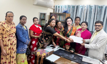 রংপুরে ভোটের মাঠে সেই তৃতীয় লিঙ্গের রানী রংপুরে ভোটের মাঠে সেই তৃতীয় লিঙ্গের রানী