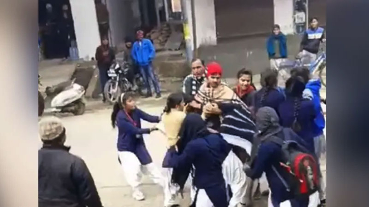 এক ছেলেকে নিয়ে ২ কিশোরীর মারামারি এক ছেলেকে নিয়ে ২ কিশোরীর মারামারি