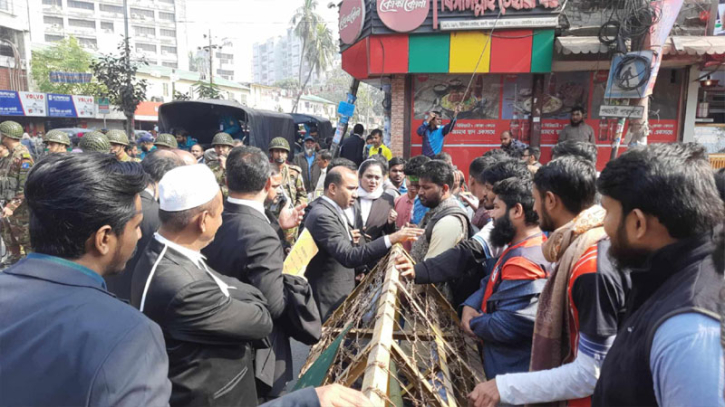 বকশীবাজার সড়ক ছাড়লেন ঢাকা আলিয়ার শিক্ষার্থীরা বকশীবাজার সড়ক ছাড়লেন ঢাকা আলিয়ার শিক্ষার্থীরা