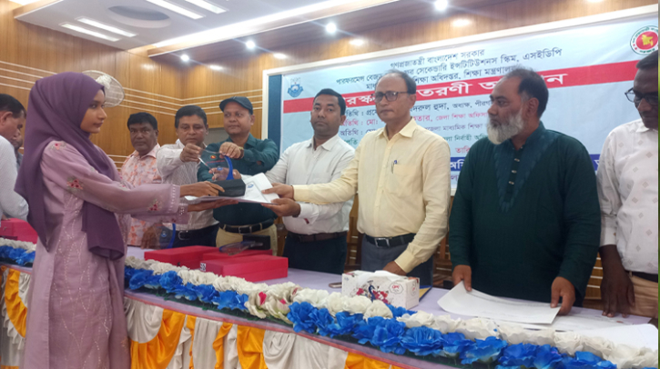 পীরগঞ্জে কৃতী শিক্ষার্থীদের মাঝে সম্মাননা ক্রেস্ট বিতরণ