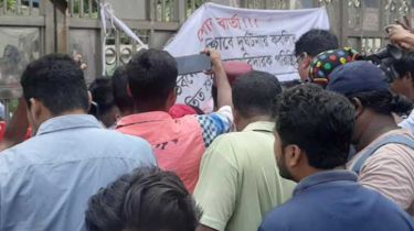 নিশ্চুপ মাইলস্টোন, গেটে তালা আর বাইরে জনতার ভিড়