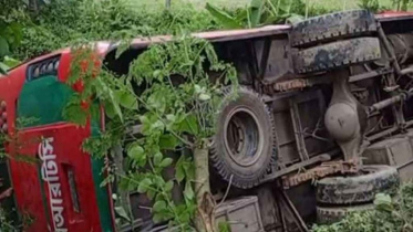 দিনাজপুরে বাস খাদে পড়ে হেলপার নিহত