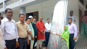 পীরগঞ্জে অগ্নিকাণ্ডে ক্ষতিগ্রস্তদের মাঝে ঢেউটিন বিতরণ