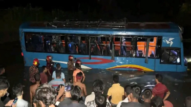 বিয়ের দাওয়াত খেয়ে ফেরার পথে বাস পুকুরে পড়ে নিহত ৩