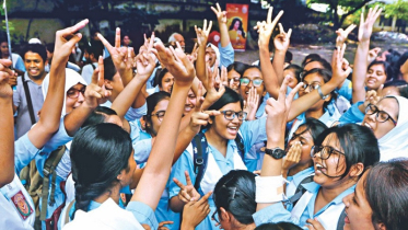 এসএসসিতে টানা ১০ বছর পাসের হারে এগিয়ে মেয়েরা