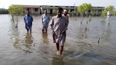 পাকিস্তানে বৃষ্টি ও আকস্মিক বন্যায় নিহত অন্তত ১১১