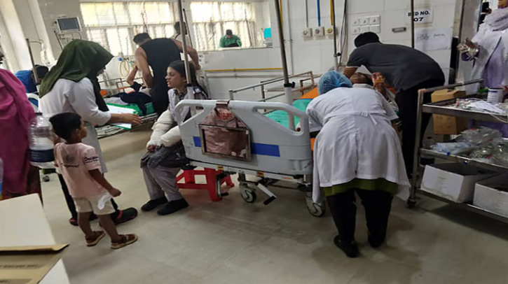 উত্তরায় বিমান বিধ্বস্ত: বার্ন ইউনিটে ভর্তি ২৮ জন, একজনের মৃত্যু উত্তরায় বিমান বিধ্বস্ত: বার্ন ইউনিটে ভর্তি ২৮ জন, একজনের মৃত্যু