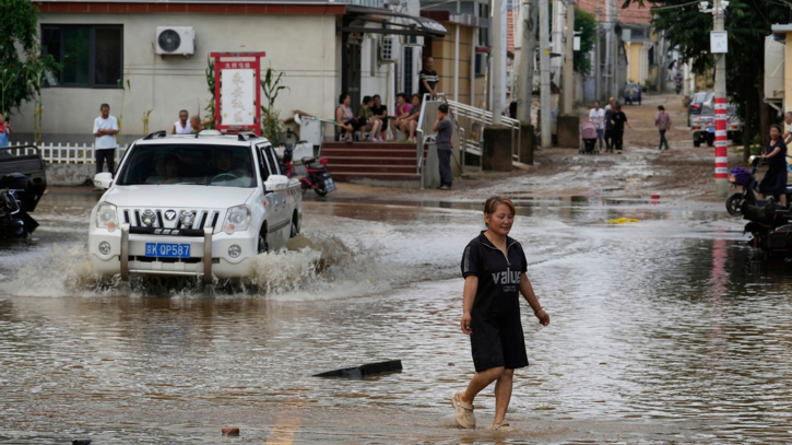 Deadly Floods in Beijing and Hebei Leave Over 30 Dead, Tens of Thousands Evacuated Deadly Floods in Beijing and Hebei Leave Over 30 Dead, Tens of Thousands Evacuated