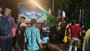 নিয়ম ভেঙ্গে সেতুতে উঠে অটোরিকশা-মোটরসাইকেলে ধাক্কা ট্রেনের, নিহত ৩