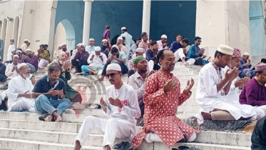 বিশেষ মোনাজাতে দেশ ও জাতির কল্যাণ কামনা