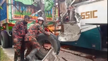 দিনাজপুরে দাঁড়িয়ে থাকা ট্রাকে যাত্রীবাহী বাসের ধাক্কা, নিহত ৫ 
