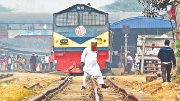অরক্ষিত রেলক্রসিংয়ে ট্রেনে কাটা পড়ে নিহত ২