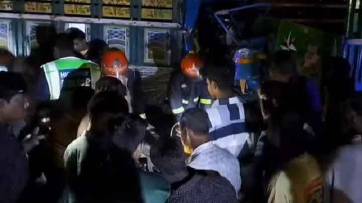 দাঁড়িয়ে থাকা ট্রাকে ধাক্কা, মিনি ট্রাকের চালক নিহত দাঁড়িয়ে থাকা ট্রাকে ধাক্কা, মিনি ট্রাকের চালক নিহত