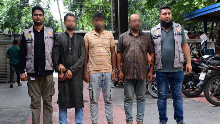 ডিবিকে লক্ষ্য করে গুলি ছোড়া ৩ সন্ত্রাসী অস্ত্রসহ গ্রেপ্তার ডিবিকে লক্ষ্য করে গুলি ছোড়া ৩ সন্ত্রাসী অস্ত্রসহ গ্রেপ্তার