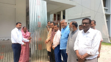 পীরগঞ্জে অগ্নিকাণ্ডে ক্ষতিগ্রস্তদের মাঝে ঢেউটিন বিতরণ