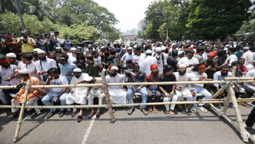 আ.লীগ নিষিদ্ধের দাবি: মঞ্চের সমানে জড়ো হচ্ছেন আন্দোলনকারীরা