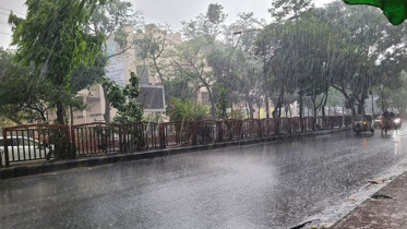 সকাল থেকে ঢাকায় ঝুম বৃষ্টি, অফিসগামীদের ভোগান্তি