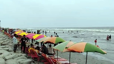 মেঘলা আকাশেও কুয়াকাটায় পর্যটকদের ভিড়