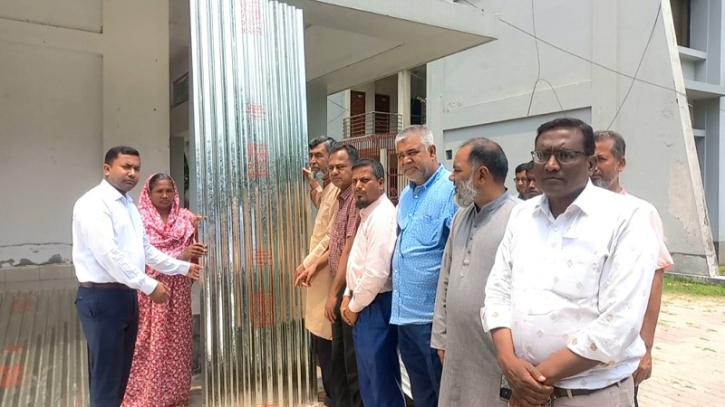 পীরগঞ্জে অগ্নিকাণ্ডে ক্ষতিগ্রস্তদের মাঝে ঢেউটিন বিতরণ পীরগঞ্জে অগ্নিকাণ্ডে ক্ষতিগ্রস্তদের মাঝে ঢেউটিন বিতরণ