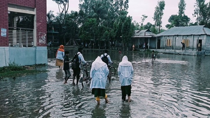 সামন্য বৃষ্টিতে বিদ্যালয়ের মাঠে হাঁটু পানি, ভোগান্তিতে শিক্ষার্থী সামন্য বৃষ্টিতে বিদ্যালয়ের মাঠে হাঁটু পানি, ভোগান্তিতে শিক্ষার্থী