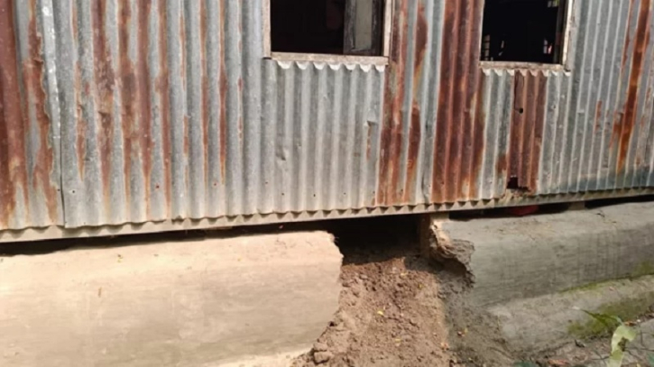 টাঙ্গাইলে ঘরের সিঁধ কেটে নারীকে শ্বাসরোধ করে হত্যা টাঙ্গাইলে ঘরের সিঁধ কেটে নারীকে শ্বাসরোধ করে হত্যা