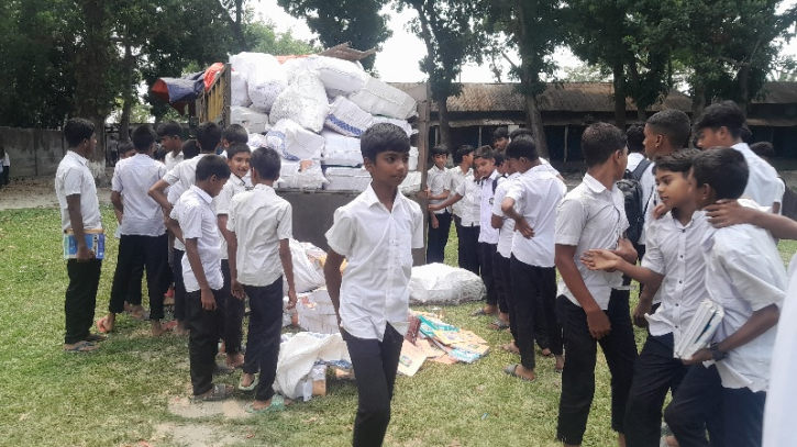 সরকারি বইসহ ট্রাক জব্দ, প্রধান শিক্ষক পলাতক