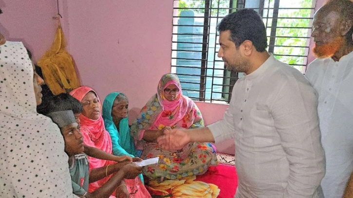 বজ্রপাতে মারা যাওয়া মোকাররমের পরিবারের পাশে বিএনপি নেতা আজাদ বজ্রপাতে মারা যাওয়া মোকাররমের পরিবারের পাশে বিএনপি নেতা আজাদ