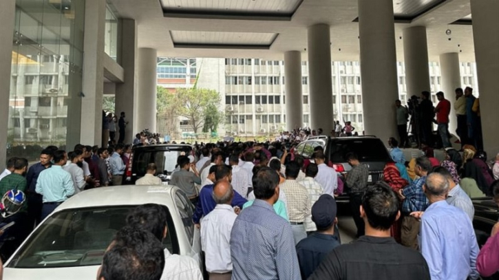 সরকারি চাকরি অধ্যাদেশ বাতিলের দাবিতে আজও উত্তাল সচিবালয় সরকারি চাকরি অধ্যাদেশ বাতিলের দাবিতে আজও উত্তাল সচিবালয়