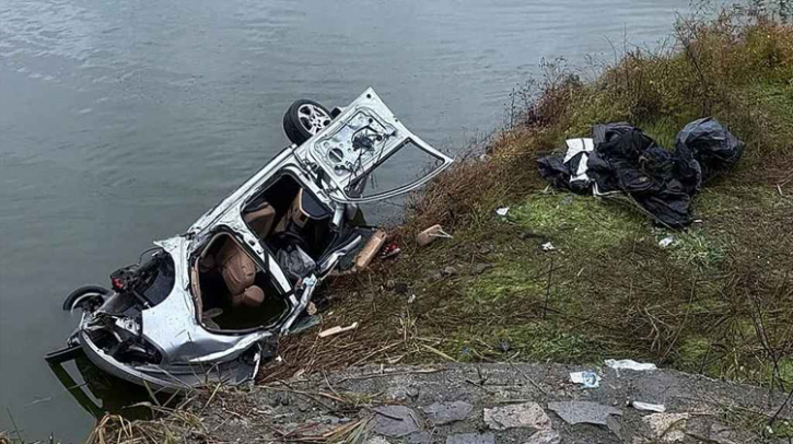 পুলিশের ধাওয়ায় নিয়ন্ত্রণ হারিয়ে ভ্যান উল্টে নিহত ৬