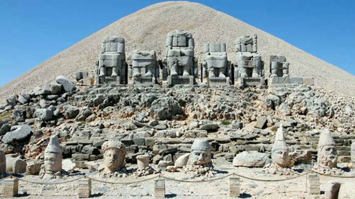 ২ হাজার বছরের ‘অমরত্বের’ সাক্ষী নেমরুত পাহাড়