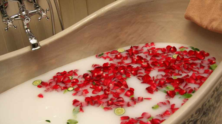 কী হয় দুধ দিয়ে গোসল করলে ?