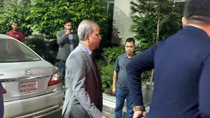 আইন উপদেষ্টা আসিফ নজরুল খালেদা জিয়াকে দেখতে হাসপাতালে