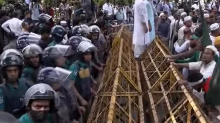 জাতীয়করণের দাবিতে ইবতেদায়ি শিক্ষকদের লংমার্চে পুলিশি বাধা