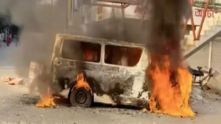 উত্তরায় মাইক্রোবাসে আগুন‌