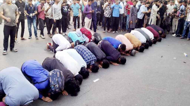 শেখ হাসিনার ফাঁসির খবরে ধানমন্ডি ৩২-এ গণ সেজদা