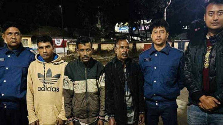 দৌলতদিয়া ফেরিতে নৌ পুলিশের ছদ্মবেশ অভিযান, অতঃপর...