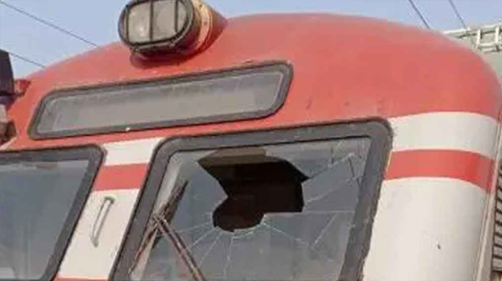 ট্রেনের কাচ ভেঙে কেবিনে ঈগলের প্রবেশ, অতঃপর...