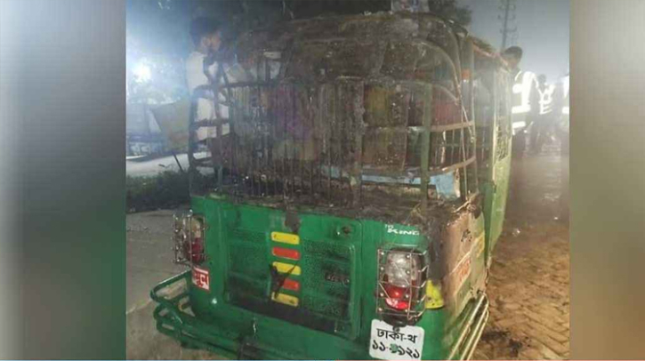 নারায়ণগঞ্জে রাতের অন্ধকারে সিএনজিতে আগুন দিলো দুর্বৃত্তরা