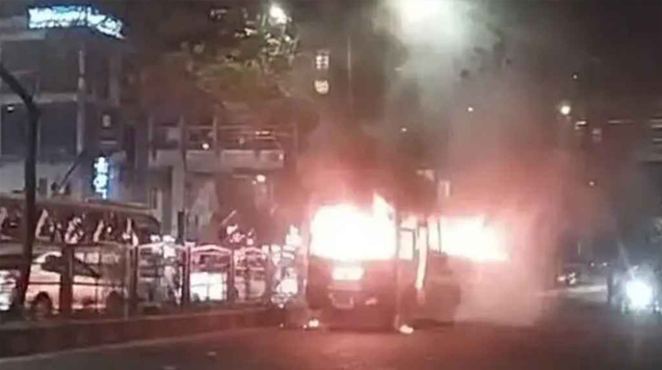 ধানমন্ডিতে ল্যাবএইডের সামনে বাসে অগ্নিকাণ্ড
