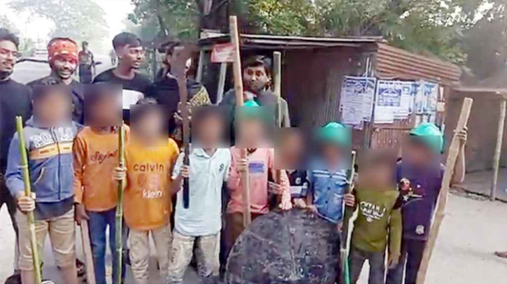 আ.লীগের মহাসড়ক অবরোধে উত্তেজনা, শিশুদের হাতে অস্ত্র