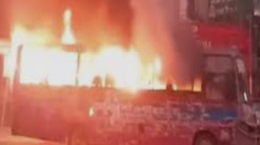 রাজধানীর ৮ স্থানে ককটেল বিস্ফোরণ, চারটি বাসে আগুন দিয়েছে দুর্বৃত্তরা। রাজধানীর ৮ স্থানে ককটেল বিস্ফোরণ, চারটি বাসে আগুন দিয়েছে দুর্বৃত্তরা।