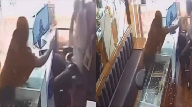 দিনে দুপুরে স্বর্ণের দোকানে মরিচের গুঁড়া ছেটালেন নারী দিনে দুপুরে স্বর্ণের দোকানে মরিচের গুঁড়া ছেটালেন নারী