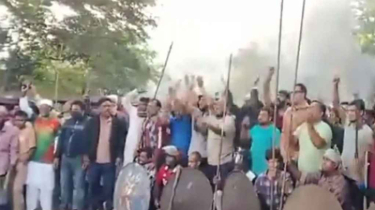 ফরিদপুরে মহাসড়কে অস্ত্র নিয়ে আ.লীগের বিক্ষোভ