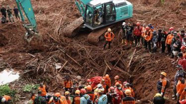 ইন্দোনেশিয়ায় ভূমিধ্বসে ১১ জন নিহত ইন্দোনেশিয়ায় ভূমিধ্বসে ১১ জন নিহত