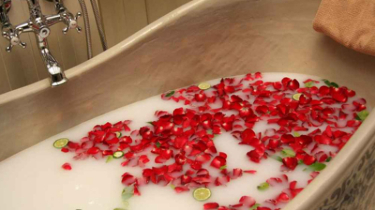 কী হয় দুধ দিয়ে গোসল করলে ? কী হয় দুধ দিয়ে গোসল করলে ?