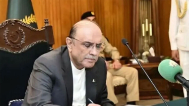 পাকিস্তানে বিতর্কিত ২৭তম সংশোধনীতে প্রেসিডেন্টের স্বাক্ষর পাকিস্তানে বিতর্কিত ২৭তম সংশোধনীতে প্রেসিডেন্টের স্বাক্ষর